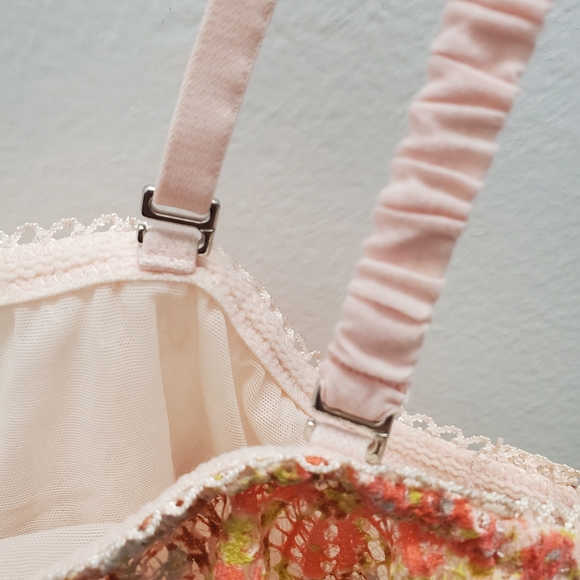 VICTORIA'S Secret Lace Flouncy Fringe Bando/Bralette Size Med Like NEW! - Picture 5 of 11